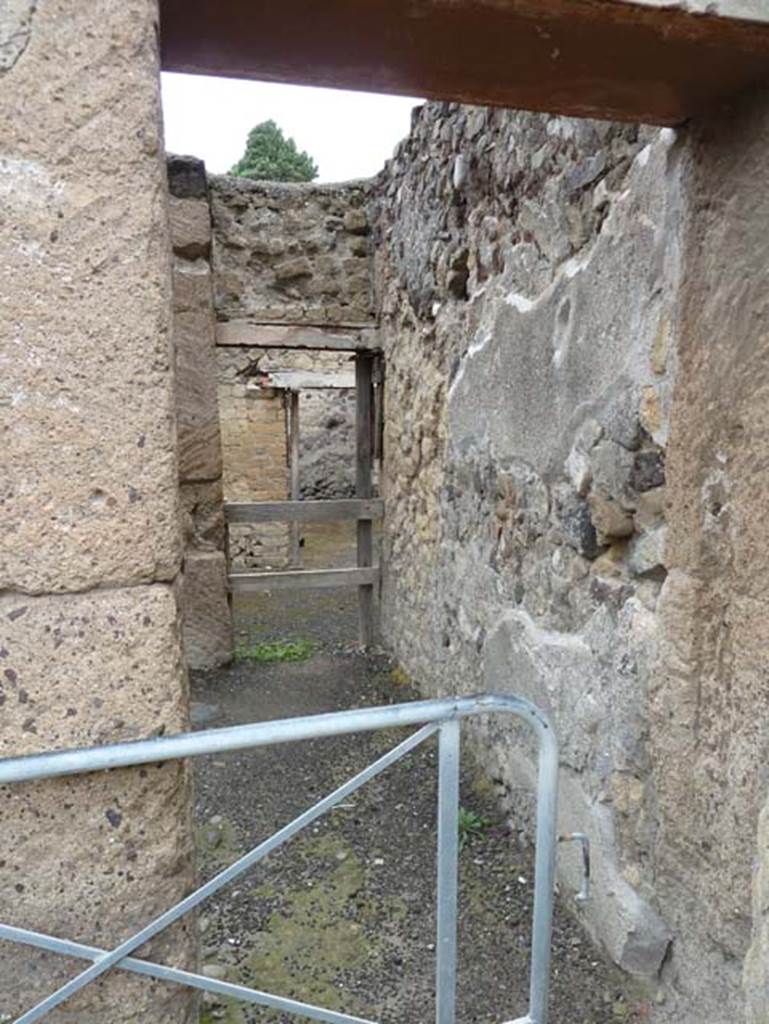 Ins. III.18 Herculaneum, September 2015. Looking west through room 41, across room 42, and into room 43, from entrance doorway.